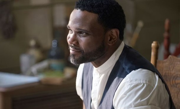 Darius McCrary As Detective Joe